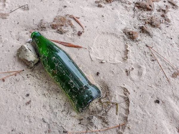 Groene Glazen Fles Gegooid Het Strand — Stockfoto