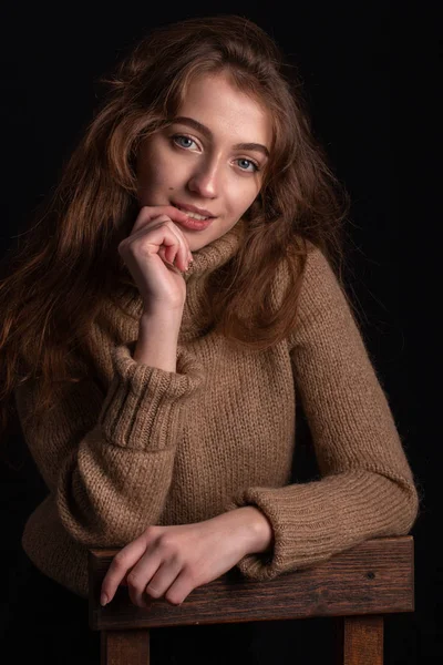 Portret Młodej Dziewczyny Sweter Ciemnym Tle Bliska — Zdjęcie stockowe