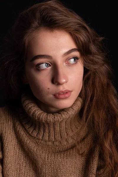 Retrato Cerca Una Joven Suéter Sobre Fondo Oscuro —  Fotos de Stock