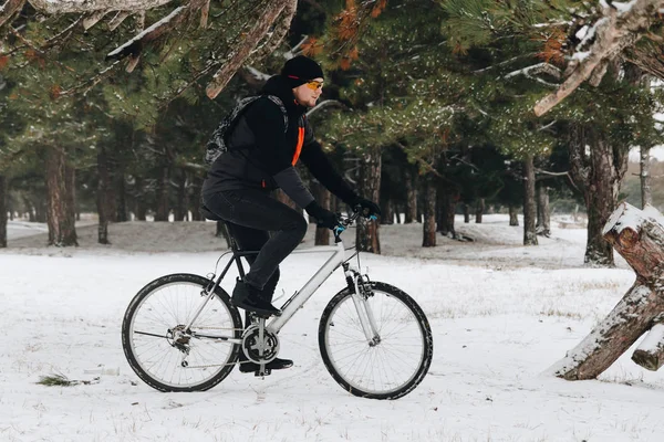 Man Bike Winter Forest — Stock Photo, Image