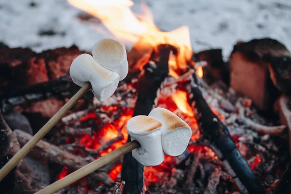 Gebratene Marshmallows Feuer Winterwald Mit Schnee Hintergrund — Stockfoto