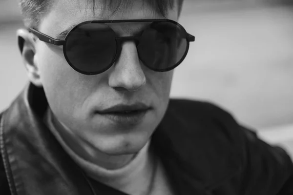 Portrait d'un gars en lunettes rondes et veste en cuir — Photo