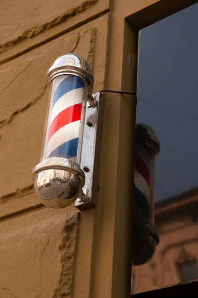 Signo de poste de barbero americano con una raya helicoidal — Foto de Stock