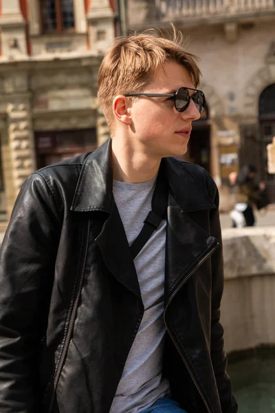 Portrait d'un gars en lunettes rondes et veste en cuir — Photo