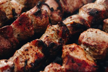 Barbeküde ızgara yapılan et şişleri yakın plan.