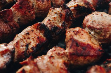 Barbeküde ızgara yapılan et şişleri yakın plan.