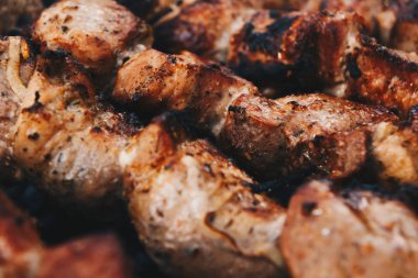 Barbeküde ızgara yapılan et şişleri yakın plan.