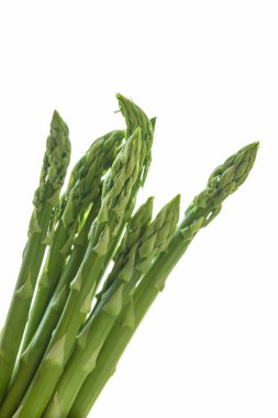 Beyaz arka planda bir sürü taze yeşil kuşkonmaz