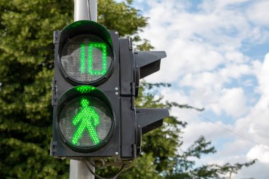 Yayalar için trafik ışıklarında yeşil ışık. 10 saniye kaldı.