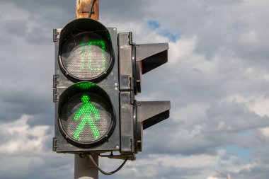 Yayalar için trafik ışıklarında yeşil ışık. 10 saniye kaldı.