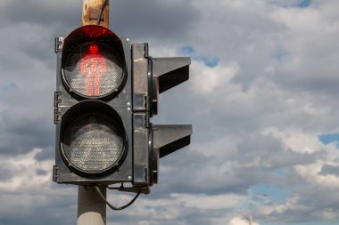 Yayalar için trafik ışıklarında kırmızı ışık.