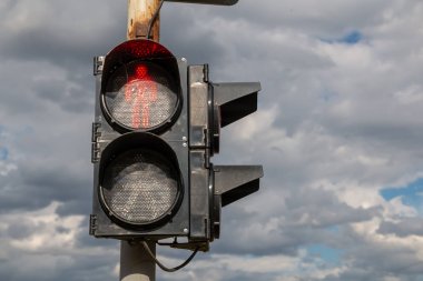Yayalar için trafik ışıklarında kırmızı ışık.