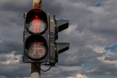 Yayalar için trafik ışıklarında kırmızı ışık. 15 saniye kaldı.