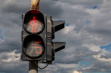 Yayalar için trafik ışıklarında kırmızı ışık. 5 saniye kaldı.
