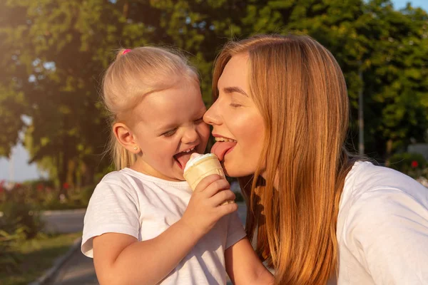 Giovane madre e figlia mangiano un gelato . — Foto Stock