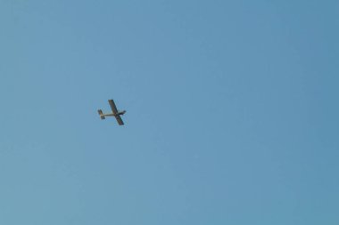 gökyüzünde alçaktan uçan küçük bir uçak