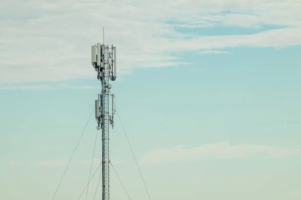 Tour d'antenne de communication de téléphone portable avec le ciel bleu — Photo