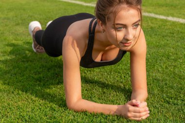 seksi atletik kız stadyumun çim basın sallar
