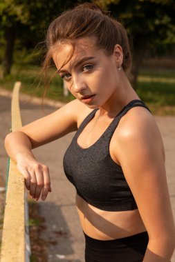 Eğitimden sonra ıslak seksi atletik kız