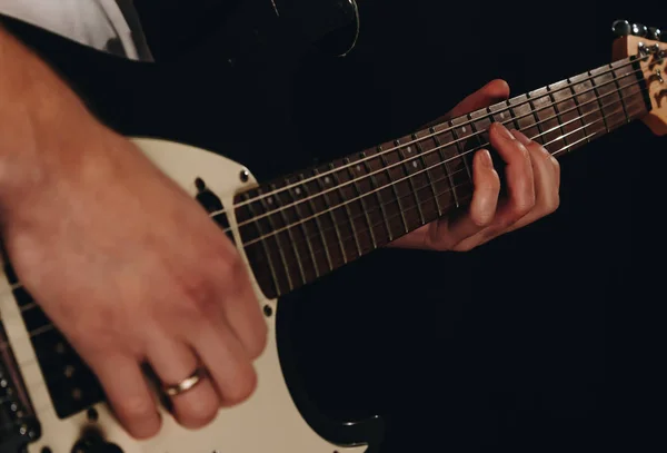 Lovitură de aproape a unui om cu degetele pe frets chitară — Fotografie, imagine de stoc