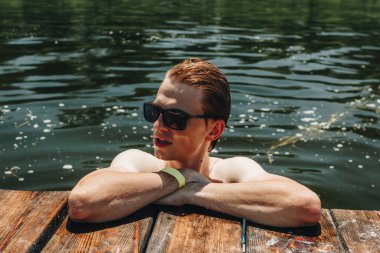 Demirlemenin yanında bir adam.