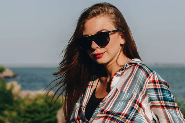 Portrait Une Jeune Fille Avec Des Lunettes Soleil Lèvres Rouges — Photo