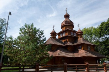 Lviv parkındaki eski ahşap Hristiyan kilisesi.