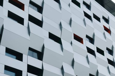 Modern bir ofis binasının dış cephesi.