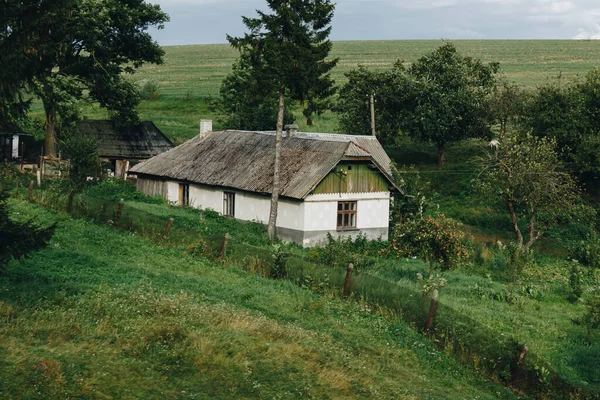 Старый Дом Посреди Поля — стоковое фото