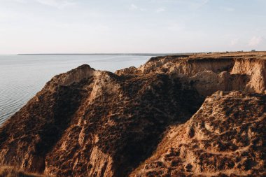 Dnipro nehir körfezi yakınlarındaki Stanislav kil dağları ve kanyonlarının güzel günbatımı manzarası