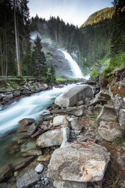 Hızlı akan nehir ve Krimml şelaleler, Avusturya'da giden yol.