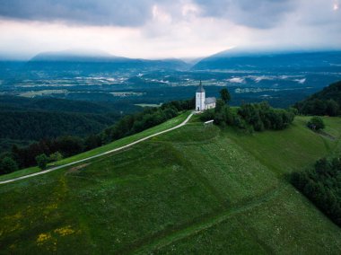 Havadan görünümü üzerinde St. Primus yalnız Şapel ve Felician, Jamnik, Slovenya