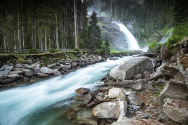 Hızlı akan nehir ve Krimml şelaleler, Avusturya'da giden yol.