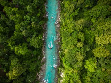 Soca nehir ve orman, hava uçak Foto simetrik desen.