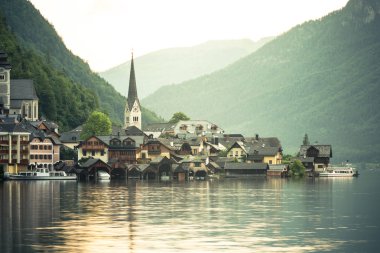 Sunrise üzerinde ünlü Hallstatt balıkçı köyü, Avusturya.