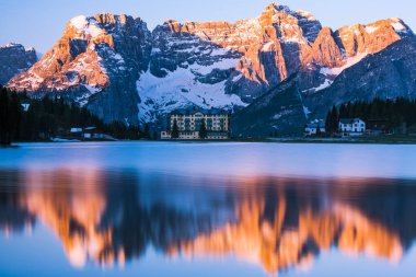 Misurina göl İtalya, Dolomites Dağları üzerinden muhteşem gündoğumu.
