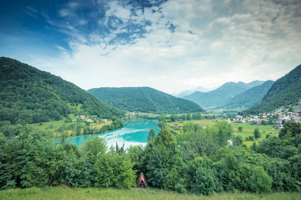 Panoramic görüntülemek çoğu na Soci zümrüt yeşil suları, Slovenya.