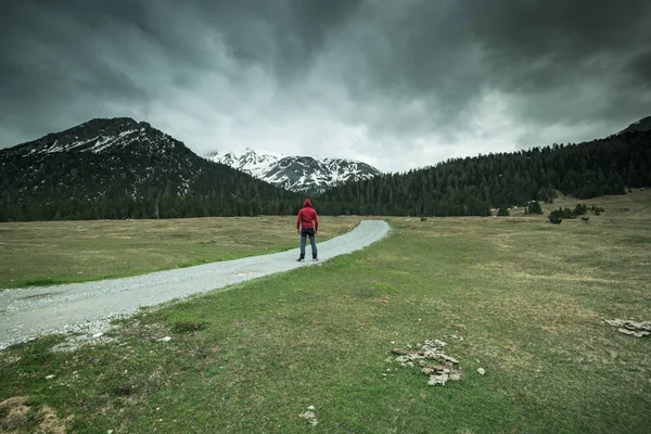 Hombre Pie Frente Las Montañas Concepto Mal Humor — Foto de Stock