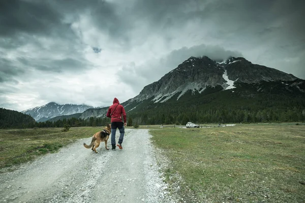 Hombre Con Perro Trekking Montañas Suiza — Foto de Stock