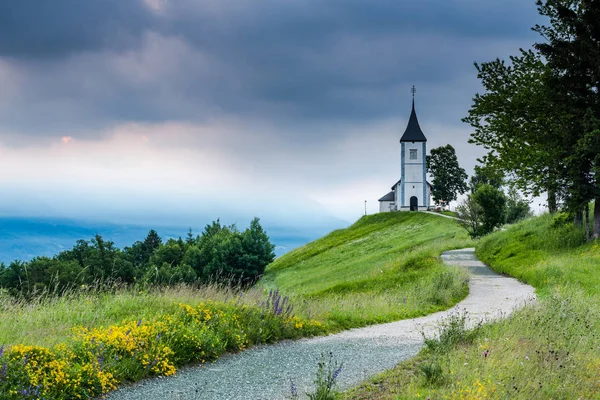 Güzel güneş doğarken kilise St. Primus ve Felician, Jamnik, Slovenya .