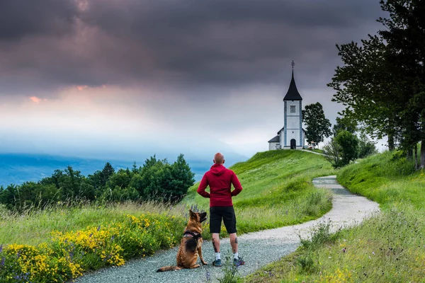 Hombre Con Perro Mirando Iglesia San Primo Felician Jamnik Eslovenia — Foto de Stock