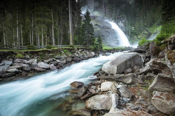 Hızlı akan nehir ve Krimml şelaleler, Avusturya'da giden yol.