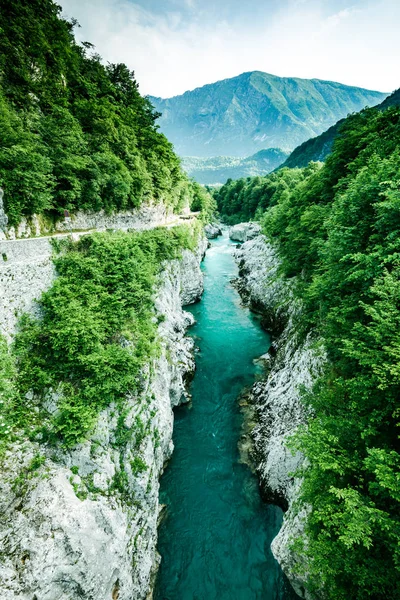 Zümrüt ve mavi suları Soca Nehri, Slovenya.