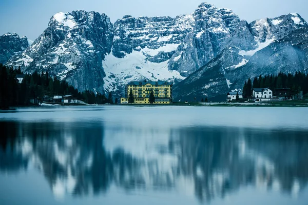 Misurina Gölü, Dolomites, İtalya güzel doygunluğu azaltılmış moody görüntüsü.