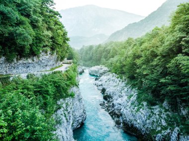 Güzel Soca nehirden Napolyon Köprüsü, Slovenya.