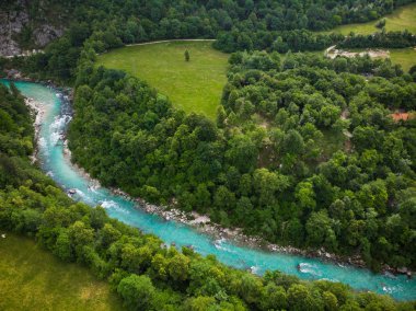 Turkuaz Soca Nehri yakınında Kobarit, Slovenya.