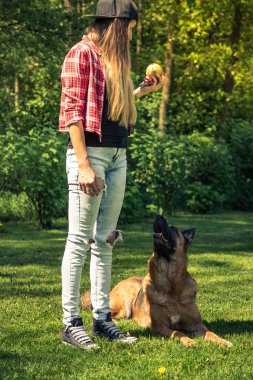 Alman çoban itaat terbiye kadın bahçede tarafından.