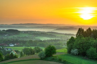 Bahar sis üzerinde gündoğumu, kırsal.