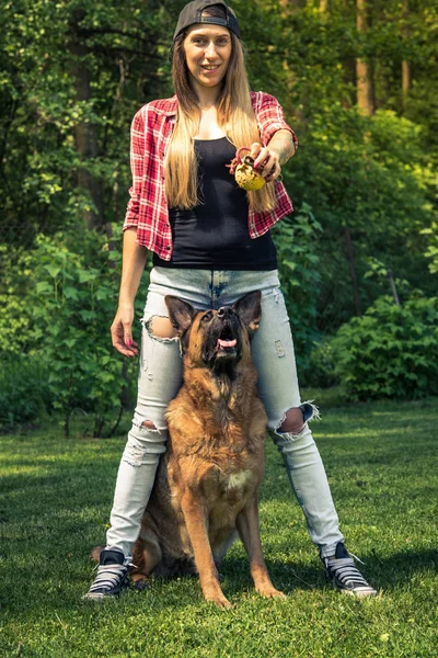 Alman çoban köpeği Bahçe, tonlu görüntü ile otantik kadın oyun.