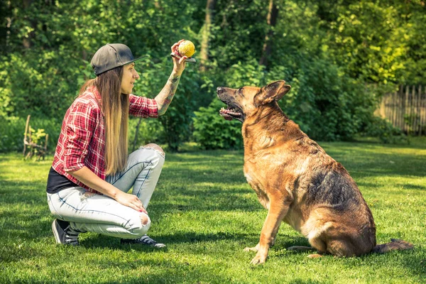 Νεαρή Κοπέλα Διδάξει Της Υπακοής Σκυλιών Στο Σπίτι Κήπος — Φωτογραφία Αρχείου